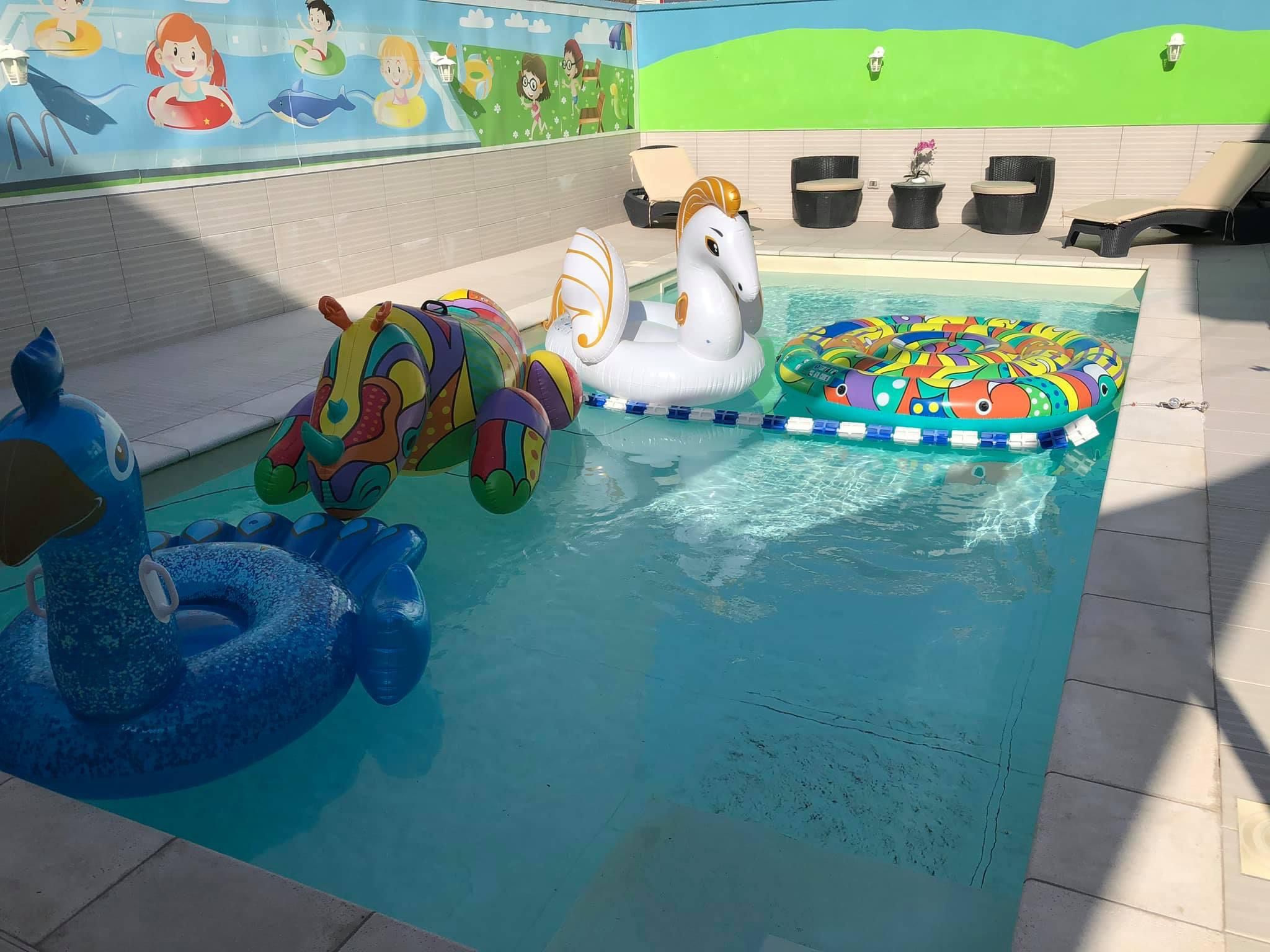 La piscina interna riscaldata della scuola, con gonfiabili colorati